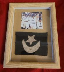 LOT.2 » OSMANLI ONBEŞLİLER BÖLÜĞÜ KUMAŞ GÖĞÜS BAYRAĞI. NADİRATTAN. ÇERÇEVEDE.