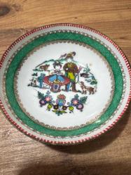 Avusturya Porselen Tabak Avusturya (Handmade in Austria damgalı) (Lale figürlü logo). Çok temiz, kırık veya çatlak bulunmamaktadır. Üzerinde geleneksel Avusturya kıyafetleri içinde bir çift, köpek ve doğa figürleri yer almaktadır. Kenarları altın yaldız ve yeşil desenlerle süslenmiş, tamamen el işçiliğidir. Dekoratif sunum tabağı, duvar tabağı veya koleksiyon objesi olarak uygundur