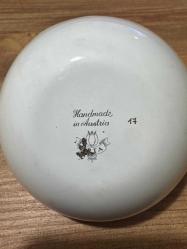 Avusturya Porselen Tabak Avusturya (Handmade in Austria damgalı) (Lale figürlü logo). Çok temiz, kırık veya çatlak bulunmamaktadır. Üzerinde geleneksel Avusturya kıyafetleri içinde bir çift, köpek ve doğa figürleri yer almaktadır. Kenarları altın yaldız ve yeşil desenlerle süslenmiş, tamamen el işçiliğidir. Dekoratif sunum tabağı, duvar tabağı veya koleksiyon objesi olarak uygundur