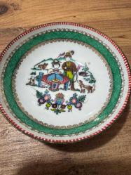 Avusturya Porselen Tabak Avusturya (Handmade in Austria damgalı) (Lale figürlü logo). Çok temiz, kırık veya çatlak bulunmamaktadır. Üzerinde geleneksel Avusturya kıyafetleri içinde bir çift, köpek ve doğa figürleri yer almaktadır. Kenarları altın yaldız ve yeşil desenlerle süslenmiş, tamamen el işçiliğidir. Dekoratif sunum tabağı, duvar tabağı veya koleksiyon objesi olarak uygundur