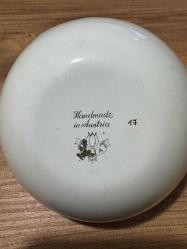 Avusturya Porselen Tabak Avusturya (Handmade in Austria damgalı) (Lale figürlü logo). Çok temiz, kırık veya çatlak bulunmamaktadır. Üzerinde geleneksel Avusturya kıyafetleri içinde bir çift, köpek ve doğa figürleri yer almaktadır. Kenarları altın yaldız ve yeşil desenlerle süslenmiş, tamamen el işçiliğidir. Dekoratif sunum tabağı, duvar tabağı veya koleksiyon objesi olarak uygundur