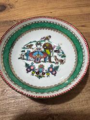 Avusturya Porselen Tabak Avusturya (Handmade in Austria damgalı) (Lale figürlü logo). Çok temiz, kırık veya çatlak bulunmamaktadır. Üzerinde geleneksel Avusturya kıyafetleri içinde bir çift, köpek ve doğa figürleri yer almaktadır. Kenarları altın yaldız ve yeşil desenlerle süslenmiş, tamamen el işçiliğidir. Dekoratif sunum tabağı, duvar tabağı veya koleksiyon objesi olarak uygundur