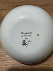 Avusturya Porselen Tabak Avusturya (Handmade in Austria damgalı) (Lale figürlü logo). Çok temiz, kırık veya çatlak bulunmamaktadır. Üzerinde geleneksel Avusturya kıyafetleri içinde bir çift, köpek ve doğa figürleri yer almaktadır. Kenarları altın yaldız ve yeşil desenlerle süslenmiş, tamamen el işçiliğidir. Dekoratif sunum tabağı, duvar tabağı veya koleksiyon objesi olarak uygundur