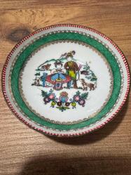 Avusturya Porselen Tabak Avusturya (Handmade in Austria damgalı) (Lale figürlü logo). Çok temiz, kırık veya çatlak bulunmamaktadır. Üzerinde geleneksel Avusturya kıyafetleri içinde bir çift, köpek ve doğa figürleri yer almaktadır. Kenarları altın yaldız ve yeşil desenlerle süslenmiş, tamamen el işçiliğidir. Dekoratif sunum tabağı, duvar tabağı veya koleksiyon objesi olarak uygundur