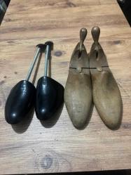 Ayakkabı Form Koruyucu Kalıplar (Ahşap & Plastik) Ayakkabılarınızın formunu korumak, kırışmaları önlemek ve ömrünü uzatmak için ideal kalıplar. Hem klasik hem modern seçenekler mevcuttur: Antika/Vintage Ahşap Kalıplar Masif ahşaptan üretilmiştir. Ayakkabıdaki nemi alma özelliği taşır ve klasik ayakkabılar için mükemmeldir. Dekoratif amaçlı veya ayakkabı sergilemek için de kullanılabilir.  Modern Plastik Yaylı Kalıplar  Hafif ve her numara aralığına uyum sağlayan esnek yaylı mekanizmaya sahiptir. Günlük kullanım ve seyahatler için pratiktir.