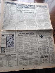 Günaydın Gazetesi - Turkish Newspaper - 5 Ağustos 1977 - CHP'deki muhalif grup ısrar ediyor Bülent Ecevit'ten başka bütün yöneticiler değiştirilmelidir - Deniz Baykal günaydın muhabiri Ahmet Kadıbeşegil ile Fotoğrafı - Ticaret bakanı Agah Oktay Güner çarşıda yumurta kontrolu yaptı fotoğraf - Amerikan kongre üyelerinin kendi ağzından ambargonun içyüzü röportaj Ertuğrul Akbay - Mısır ölen Makarios için yas tutmada Yunanistan'ı geçti - Makarios için İngiltere'de bayrakların yarı indirilmesi tepki gördü Fotoğrafı - Fırt dergisinden seçmeler - Borsa bankerler - 06 Ankara yazan Can Pulak - Trabzonspor ile Rus lokomotif Takımı Mersinli Cihat Erbil için oynuyor fotoğraf - Samsunsporlu futbolcuların eşleri kampa baskın yaptı fotoğraf - Fenerbahçe Yarın Ankaragücü ile oynayacak - basketbolcu Gülseren Gönül'ün boyunun uzaması ameliyatla önlenecek Fotoğrafı - Levent Kırca fotoğraf - Nesrin Sipahi 8 şarkı söyleyecek Fotoğrafı - televizyonda gördüklerimiz - Küçük Ev dizisi 20.50'de televizyonda
