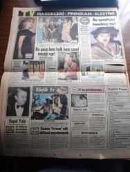 Günaydın Gazetesi - Turkish Newspaper - 5 Ağustos 1977 - CHP'deki muhalif grup ısrar ediyor Bülent Ecevit'ten başka bütün yöneticiler değiştirilmelidir - Deniz Baykal günaydın muhabiri Ahmet Kadıbeşegil ile Fotoğrafı - Ticaret bakanı Agah Oktay Güner çarşıda yumurta kontrolu yaptı fotoğraf - Amerikan kongre üyelerinin kendi ağzından ambargonun içyüzü röportaj Ertuğrul Akbay - Mısır ölen Makarios için yas tutmada Yunanistan'ı geçti - Makarios için İngiltere'de bayrakların yarı indirilmesi tepki gördü Fotoğrafı - Fırt dergisinden seçmeler - Borsa bankerler - 06 Ankara yazan Can Pulak - Trabzonspor ile Rus lokomotif Takımı Mersinli Cihat Erbil için oynuyor fotoğraf - Samsunsporlu futbolcuların eşleri kampa baskın yaptı fotoğraf - Fenerbahçe Yarın Ankaragücü ile oynayacak - basketbolcu Gülseren Gönül'ün boyunun uzaması ameliyatla önlenecek Fotoğrafı - Levent Kırca fotoğraf - Nesrin Sipahi 8 şarkı söyleyecek Fotoğrafı - televizyonda gördüklerimiz - Küçük Ev dizisi 20.50'de televizyonda