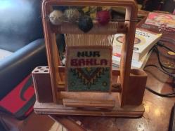 Ahşap minyatür halı tezgahı kalemlikm 23x21 cm noyutlarında