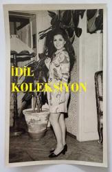 İRANLI EFSANEVİ SİNEMA OYUNCUSU FÜRUZAN'IN ORİJİNAL BÜYÜK BOY FOTOĞRAFI (ÖZEL ARŞİV!)  - 24 x 15 cm EBADINDA - FÜRUZAN AYAKTA GÜLÜMSEYEREK POZ VERİRKEN ÇEKİLMİŞ NET KALİTEDE BİR FOTOĞRAF... FÜRUZAN, İSTANBUL'DA 10 GÜN KALIP ''TAHRAN MACERASI'' İSİMLİ FİLM ÇEKİMLERİNİ TAMAMLADI ve BUNUN İÇİN 200 BİN LİRA ALDI. AYNI FİLMDE KARTAL TİBET İSE 30 BİN LİRA ALDI. 1968 - صورة فوتوغرافية كبيرة وأصلية للممثلة الإيرانية الأسطورية فروزان. - A large, original photograph of the legendary Iranian actress Foruzan.