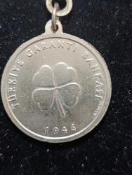 TÜRKİYE GARANTİ BANKASI 1946 TARİHİLİ CUMHURİYETİN 50. YILI HATIRASI ÇİL KONDİSYONDA GÜMÜŞ ANAHTARLIK