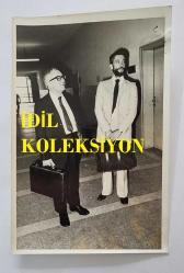 TERRA İLAÇ A.Ş'NİN KURUCUSU CENGİZ YURTOĞLU'NUN ORİJİNAL 2'Lİ FOTOĞRAF SETİ - 18 x 12 cm EBADINDA - İLAÇ İŞVERENLERİNİ HIRSIZLIKLA SUÇLAYAN DR. CENGİZ YURTOĞLU SORUŞTURMAYLA İLGİLİ İFADE VERMEYE OĞLU RIFAT YURTOĞLU İLE GİDERKEN ÇEKİLMİŞ 2 FARKLI KARE. 29 AĞUSTOS 1984