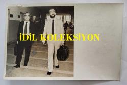 TERRA İLAÇ A.Ş'NİN KURUCUSU CENGİZ YURTOĞLU'NUN ORİJİNAL 2'Lİ FOTOĞRAF SETİ - 18 x 12 cm EBADINDA - İLAÇ İŞVERENLERİNİ HIRSIZLIKLA SUÇLAYAN DR. CENGİZ YURTOĞLU SORUŞTURMAYLA İLGİLİ İFADE VERMEYE OĞLU RIFAT YURTOĞLU İLE GİDERKEN ÇEKİLMİŞ 2 FARKLI KARE. 29 AĞUSTOS 1984