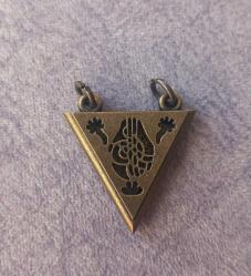 PRİNÇ CEVŞEN.DIŞ KISMININ BİR YÜZÜ ALLAH DİĞER YÜZÜNDE OSMANLI TUĞRA MEVCUT. İÇİNDEKİ DUA DA PRİNÇ METAL LEVHA ÜZERİNE YAZILMIŞ.  SUDA BİLE ÇIKARMANIZA GEREK YOK. KONDİSYON YÜKSEK KOLEKSİYONLUK NADİRKOLEKSİYONLUK NADİR