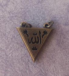 PRİNÇ CEVŞEN.DIŞ KISMININ BİR YÜZÜ ALLAH DİĞER YÜZÜNDE OSMANLI TUĞRA MEVCUT. İÇİNDEKİ DUA DA PRİNÇ METAL LEVHA ÜZERİNE YAZILMIŞ.  SUDA BİLE ÇIKARMANIZA GEREK YOK. KONDİSYON YÜKSEK KOLEKSİYONLUK NADİRKOLEKSİYONLUK NADİR