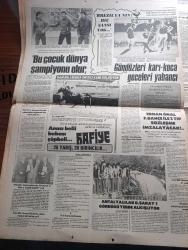 Hürriyet Gazetesi - Turkish Newspaper - 19 Ocak 1982 - Fransız Danıştayının kararı Türkiye'de Ermenilere baskı yapılmıyor - sandık cinayetinin faili Banu Ergüder cezaevinden çıktı - Haydar Acar Banu Ergüder'i cezaevinde sevdi Fotoğrafı - ASALA Türk konsolosluğunu işgal eden ve bir süredir açlık grevi yapan 4 teröristle ilgili olarak Fransa'ya yeni tehditler savurdu - çalınan silahlar hakkında Birleşmiş Milletlerden açıklama bekliyoruz - KTFD eski Maliye Bakanı Rüstem Tatar'ın 3 yıla kadar hapsi isteniyor - 1 milyarlık Hora Gemisinin altı midye bağladı - Güler Sabancı kendime ayıracak zamanım yok Fotoğrafı - çökertilen Apocu'lardan aranan sadece 65 kişi kaldı - Apocuların lideri Abdullah Öcalan da arananlar arasında Fotoğrafı - 7662 anarşist aranıyor - 16 yaşındaki çekiççimiz Murat Elçin'e ünlü Alman atletizm otoritesi Robert Keil hayran kaldı Fotoğrafı - antalyalılar Galatasaray'ı gördüğü yerde alkışlıyor - Erhan Önal Fenerbahçe'de - Ornella Muti seks kokan afiş yüzünden  dava açtı