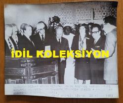 TÜRKİYE CUMHURİYETİ ESKİ BAŞBAKANI ve DENİZ KUVVETLERİ KOMUTANI ORAMİRAL SAİM BÜLENT ULUSU'NUN HABER METİNLİ AJANS-BASIN FOTOĞRAFI - 21 x 17 cm EBADINDA - BÜLENT ULUSU, TOPKAPI SARAYI'NDAKİ ''MUKADDES EMANETLER ve İSLAMDA İBADETLE İLGİLİ ESERLER'' SERGİSİNİN AÇILIŞINI YAPARKEN ÇEKİLMİŞ BİR KARE. 1983