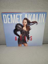 CD Demet Akalın Ateş albümü. Orijinal. Dinlemeyi etkilemeyen çizikler var sorunsuz çalışıyor