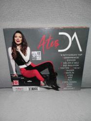 CD Demet Akalın Ateş albümü. Orijinal. Dinlemeyi etkilemeyen çizikler var sorunsuz çalışıyor