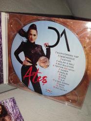 CD Demet Akalın Ateş albümü. Orijinal. Dinlemeyi etkilemeyen çizikler var sorunsuz çalışıyor