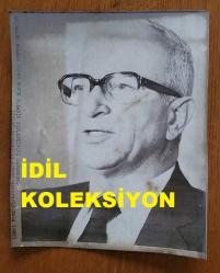 TÜRKİYE CUMHURİYETİ ESKİ BAŞBAKANI ve DENİZ KUVVETLERİ KOMUTANI ORAMİRAL SAİM BÜLENT ULUSU'NUN HABER METİNLİ AJANS-BASIN FOTOĞRAFI - 21 x 17 cm EBADINDA - BÜLENT ULUSU, DÜZENLEDİĞİ 8. BASIN TOPLANTISINDA KONUŞMA YAPARKEN ÇEKİLMİŞ BİR KARE