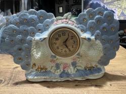 Antika Porselen Tavus Kuşu Saati, Art Nouveau Tarzı, Açık Mavi ve Altın Renkli, Masa Saati Çalışır durumda