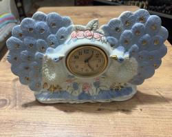 Antika Porselen Tavus Kuşu Saati, Art Nouveau Tarzı, Açık Mavi ve Altın Renkli, Masa Saati Çalışır durumda