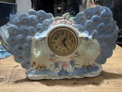 Antika Porselen Tavus Kuşu Saati, Art Nouveau Tarzı, Açık Mavi ve Altın Renkli, Masa Saati Çalışır durumda