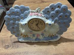 Antika Porselen Tavus Kuşu Saati, Art Nouveau Tarzı, Açık Mavi ve Altın Renkli, Masa Saati Çalışır durumda