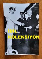 TÜRKİYE CUMHURİYETİ ESKİ BAŞBAKANI ve DENİZ KUVVETLERİ KOMUTANI ORAMİRAL SAİM BÜLENT ULUSU'NUN ORİJİNAL FOTOĞRAFI - 18 x 12 cm EBADINDA - BÜLENT ULUSU, HARP AKADEMİLERİNDEN MEZUN OLAN 216 KURMAY SUBAYA DİPLOMALARINI TÖREN SIRASINDA TESLİM EDERKEN ÇEKİLMİŞ BİR KARE. 1983