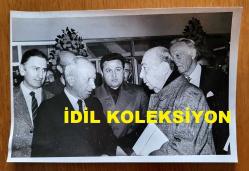 TÜRKİYE CUMHURİYETİ ESKİ BAŞBAKANI ve DENİZ KUVVETLERİ KOMUTANI ORAMİRAL SAİM BÜLENT ULUSU'NUN ORİJİNAL 3'LÜ FOTOĞRAF SETİ - 18 x 12 cm EBADINDA - BÜLENT ULUSU, NEJAT ECZACIBAŞI'NIN AYAZAĞA'DAKİ SERUM ve ANTİBİYOTİK TESİSLERİNİN HİZMETE AÇILIŞ TÖRENİNDE KURDELE KESERKEN ve SONRASINDA VEHBİ KOÇ, NEJAT ECZACIBAŞI ve SAĞLIK BAKANI KAYA KILIÇTURGAY İLE SOHBET EDERKEN ÇEKİLMİŞ 3 FARKLI KARE... ARALIK 1982. ÖZEL ARŞİV!