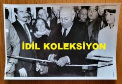 TÜRKİYE CUMHURİYETİ ESKİ BAŞBAKANI ve DENİZ KUVVETLERİ KOMUTANI ORAMİRAL SAİM BÜLENT ULUSU'NUN ORİJİNAL 3'LÜ FOTOĞRAF SETİ - 18 x 12 cm EBADINDA - BÜLENT ULUSU, NEJAT ECZACIBAŞI'NIN AYAZAĞA'DAKİ SERUM ve ANTİBİYOTİK TESİSLERİNİN HİZMETE AÇILIŞ TÖRENİNDE KURDELE KESERKEN ve SONRASINDA VEHBİ KOÇ, NEJAT ECZACIBAŞI ve SAĞLIK BAKANI KAYA KILIÇTURGAY İLE SOHBET EDERKEN ÇEKİLMİŞ 3 FARKLI KARE... ARALIK 1982. ÖZEL ARŞİV!