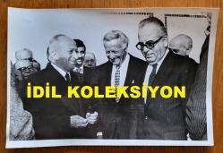 TÜRKİYE CUMHURİYETİ ESKİ BAŞBAKANI ve DENİZ KUVVETLERİ KOMUTANI ORAMİRAL SAİM BÜLENT ULUSU'NUN ORİJİNAL 3'LÜ FOTOĞRAF SETİ - 18 x 12 cm EBADINDA - BÜLENT ULUSU, NEJAT ECZACIBAŞI'NIN AYAZAĞA'DAKİ SERUM ve ANTİBİYOTİK TESİSLERİNİN HİZMETE AÇILIŞ TÖRENİNDE KURDELE KESERKEN ve SONRASINDA VEHBİ KOÇ, NEJAT ECZACIBAŞI ve SAĞLIK BAKANI KAYA KILIÇTURGAY İLE SOHBET EDERKEN ÇEKİLMİŞ 3 FARKLI KARE... ARALIK 1982. ÖZEL ARŞİV!