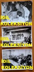 TÜRKİYE CUMHURİYETİ ESKİ BAŞBAKANI ve DENİZ KUVVETLERİ KOMUTANI ORAMİRAL SAİM BÜLENT ULUSU'NUN ORİJİNAL 3'LÜ FOTOĞRAF SETİ - 18 x 12 cm EBADINDA - BÜLENT ULUSU, ÇEKMECE TR-2 NÜKLEER ARAŞTIRMA REAKTÖRÜNÜN HİZMETE AÇILIŞINI BİR TÖRENLE YAPIP ARDINDAN İÇERİDE İNCELEMELER YAPARKEN ÇEKİLMİŞ 3 FARKLI KARE. ARALIK 1981