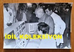 TÜRKİYE CUMHURİYETİ ESKİ BAŞBAKANI ve DENİZ KUVVETLERİ KOMUTANI ORAMİRAL SAİM BÜLENT ULUSU'NUN ORİJİNAL 3'LÜ FOTOĞRAF SETİ - 18 x 12 cm EBADINDA - BÜLENT ULUSU, ÇEKMECE TR-2 NÜKLEER ARAŞTIRMA REAKTÖRÜNÜN HİZMETE AÇILIŞINI BİR TÖRENLE YAPIP ARDINDAN İÇERİDE İNCELEMELER YAPARKEN ÇEKİLMİŞ 3 FARKLI KARE. ARALIK 1981