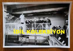 TÜRKİYE CUMHURİYETİ ESKİ BAŞBAKANI ve DENİZ KUVVETLERİ KOMUTANI ORAMİRAL SAİM BÜLENT ULUSU'NUN ORİJİNAL 3'LÜ FOTOĞRAF SETİ - 18 x 12 cm EBADINDA - BÜLENT ULUSU, ÇEKMECE TR-2 NÜKLEER ARAŞTIRMA REAKTÖRÜNÜN HİZMETE AÇILIŞINI BİR TÖRENLE YAPIP ARDINDAN İÇERİDE İNCELEMELER YAPARKEN ÇEKİLMİŞ 3 FARKLI KARE. ARALIK 1981