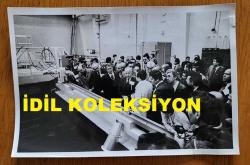 TÜRKİYE CUMHURİYETİ ESKİ BAŞBAKANI ve DENİZ KUVVETLERİ KOMUTANI ORAMİRAL SAİM BÜLENT ULUSU'NUN ORİJİNAL 3'LÜ FOTOĞRAF SETİ - 18 x 12 cm EBADINDA - BÜLENT ULUSU, ÇEKMECE TR-2 NÜKLEER ARAŞTIRMA REAKTÖRÜNÜN HİZMETE AÇILIŞINI BİR TÖRENLE YAPIP ARDINDAN İÇERİDE İNCELEMELER YAPARKEN ÇEKİLMİŞ 3 FARKLI KARE. ARALIK 1981