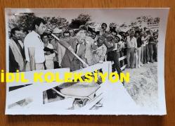 TÜRKİYE CUMHURİYETİ ESKİ BAŞBAKANI ve DENİZ KUVVETLERİ KOMUTANI ORAMİRAL SAİM BÜLENT ULUSU'NUN ORİJİNAL 2'Lİ FOTOĞRAF SETİ - 16 x 11 cm ve 15 x 10 cm EBADINDA - BÜLENT ULUSU, İSTANBUL MASLAK'TA YAPILACAK OLAN ATATÜRK OTO SANAYİ SİTESİNİN 2. KISIM İNŞAATININ TEMEL ATMA TÖRENİNDE İLK BETONU DÖKERKEN ve KONUŞMA YAPARKEN ÇEKİLMİŞ 2 FARKLI KARE. 1983