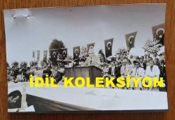 TÜRKİYE CUMHURİYETİ ESKİ BAŞBAKANI ve DENİZ KUVVETLERİ KOMUTANI ORAMİRAL SAİM BÜLENT ULUSU'NUN ORİJİNAL 2'Lİ FOTOĞRAF SETİ - 16 x 11 cm ve 15 x 10 cm EBADINDA - BÜLENT ULUSU, İSTANBUL MASLAK'TA YAPILACAK OLAN ATATÜRK OTO SANAYİ SİTESİNİN 2. KISIM İNŞAATININ TEMEL ATMA TÖRENİNDE İLK BETONU DÖKERKEN ve KONUŞMA YAPARKEN ÇEKİLMİŞ 2 FARKLI KARE. 1983