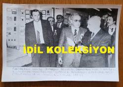 TÜRKİYE CUMHURİYETİ ESKİ BAŞBAKANI ve DENİZ KUVVETLERİ KOMUTANI ORAMİRAL SAİM BÜLENT ULUSU'NUN ORİJİNAL HABER METİNLİ AJANS-BASIN FOTOĞRAFI - 18 x 12 cm EBADINDA - BÜLENT ULUSU, YATAĞAN TERMİK SANTRALİ'NİN 1. ÜNİTESİ KUMANDA MERKEZİNE GİREREK TESİSLERİ ÜRETİME AÇTI. 1983