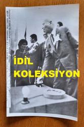 TÜRKİYE CUMHURİYETİ ESKİ BAŞBAKANI ve DENİZ KUVVETLERİ KOMUTANI ORAMİRAL SAİM BÜLENT ULUSU'NUN ORİJİNAL HABER METİNLİ AJANS-BASIN FOTOĞRAFI - 18 x 12 cm EBADINDA - BÜLENT ULUSU, ÇOK AMAÇLI HİZMET VERECEK OLAN ÇATALAN BARAJ ve HİDROELEKTRİK SANTRALİ TEMEL ATMA TÖRENİNDE