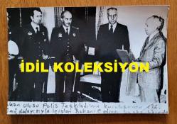 TÜRKİYE CUMHURİYETİ ESKİ BAŞBAKANI ve DENİZ KUVVETLERİ KOMUTANI ORAMİRAL SAİM BÜLENT ULUSU'NUN ORİJİNAL HABER METİNLİ AJANS-BASIN FOTOĞRAFI - 18 x 12 cm EBADINDA - BÜLENT ULUSU, POLİS TEŞKİLATININ KURULUŞUNUN 136. YIL DÖNÜMÜ DOLAYISIYLA İÇİŞLERİ BAKANI SELAHATTİN ÇETİNER BAŞKANLIĞINDAKİ BİR HEYETİ MAKAMINDA KABUL ETTİ. NİSAN 1981