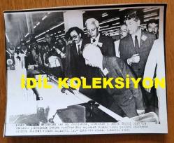 TÜRKİYE CUMHURİYETİ ESKİ BAŞBAKANI ve DENİZ KUVVETLERİ KOMUTANI ORAMİRAL SAİM BÜLENT ULUSU'NUN ORİJİNAL HABER METİNLİ AJANS-BASIN FOTOĞRAFI - 17 x 14 cm EBADINDA - BÜLENT ULUSU, DÜNYANIN 3. BÜYÜK TESİSİ OLAN 604 TEZGAHLI ÇUKOBİRLİK DOKUMA FABRİKASINDA TESİSİ HİZMETE AÇARKEN ÇEKİLMİŞ BİR KARE. 1983