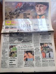 Hürriyet Gazetesi - Turkish Newspaper - 30 Ağustos 1981 - 30 Ağustos Zafer bayramı'nı kutluyoruz - devlet başkanı Kenan Evren'in 30 Ağustos mesajı Türk ordusu hain elleri her zaman kıracaktır - Türkiye'den kaçarak Yunanistan'a sığınanların toplandığı kamp Lavrion'un fotoğrafı - uygulamada ilk defa hükümet bir toplu sözleşmeyi iş koluna yaydı - bir İtalyan cezaevinde mahkumlar seks hakkı isteği ile ayaklandı - Bu ay Kapıkule'den 237 bin işçi çıkış yaptı - 29 TKP militanı yakalandı - 30 Ağustos törenleri renkli yayınlanıyor - 1982 yaşlılar yılı olacak - olaylar ve insanlar yazan Hasan Pulur - Elele Eylül sayısı çıkıyor - Bandırma'da tam otomatik telefon santrali hizmete girdi - Sakıp Sabancı bir müteşebbis olarak Türkiye'nin geleceğinden umutluyum - basketbolda Avrupa karması açıklandı - Efe Aydan - Erman Kunter - Doğan Hakyemez - Almanya kupası'nda da İlyas Tüfekçi'den gol var - güreşçi Salih Bora Macar'ı da ezdi - Trabzonspor yönetim kurulu üyesi Abdullah Beşir istifa etti - Konyaspor
