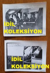 TÜRKİYE CUMHURİYETİ ESKİ BAŞBAKANI ve DENİZ KUVVETLERİ KOMUTANI ORAMİRAL SAİM BÜLENT ULUSU'NUN HABER METİNLİ 2'Lİ AJANS-BASIN FOTOĞRAFI SETİ - 12 x 9 cm EBADINDA - BÜLENT ULUSU, ILGIN ŞEKER FABRİKASININ AÇILIŞ TÖRENİNDE KURDELE KESERKEN ve KONUŞMA YAPARKEN ÇEKİLMİŞ 2 FARKLI KARE. ARALIK 1982