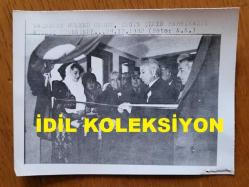 TÜRKİYE CUMHURİYETİ ESKİ BAŞBAKANI ve DENİZ KUVVETLERİ KOMUTANI ORAMİRAL SAİM BÜLENT ULUSU'NUN HABER METİNLİ 2'Lİ AJANS-BASIN FOTOĞRAFI SETİ - 12 x 9 cm EBADINDA - BÜLENT ULUSU, ILGIN ŞEKER FABRİKASININ AÇILIŞ TÖRENİNDE KURDELE KESERKEN ve KONUŞMA YAPARKEN ÇEKİLMİŞ 2 FARKLI KARE. ARALIK 1982