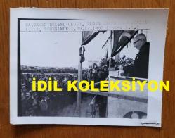 TÜRKİYE CUMHURİYETİ ESKİ BAŞBAKANI ve DENİZ KUVVETLERİ KOMUTANI ORAMİRAL SAİM BÜLENT ULUSU'NUN HABER METİNLİ 2'Lİ AJANS-BASIN FOTOĞRAFI SETİ - 12 x 9 cm EBADINDA - BÜLENT ULUSU, ILGIN ŞEKER FABRİKASININ AÇILIŞ TÖRENİNDE KURDELE KESERKEN ve KONUŞMA YAPARKEN ÇEKİLMİŞ 2 FARKLI KARE. ARALIK 1982