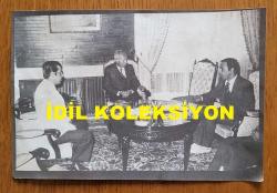 TÜRKİYE CUMHURİYETİ ESKİ BAŞBAKANI ve DENİZ KUVVETLERİ KOMUTANI ORAMİRAL SAİM BÜLENT ULUSU'NUN AJANS-BASIN FOTOĞRAFI (KAĞIT BASKI) - 18 x 12 cm EBADINDA - BÜLENT ULUSU, GAZETECİLER CAN PULAK ve BEKİR COŞKUN'LA RÖPORTAJ YAPARKEN ÇEKİLMİŞ BİR KARE. EKİM 1980