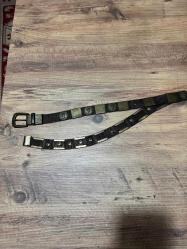 Vintage Elizabeth II Madalyonlu Metal Örgü Kadın Kemeri Retro / Vintage Üzerinde Elizabeth II kabartmalı antik pirinç görünümlü madalyonlar ve geometrik metal plakalar bulunmaktadır. Dayanıklı metal örgü (mesh) yapı. İkinci el, zamansız bir parça. Koleksiyonluk veya günlük kullanım için uygundur. Özellikle elbiselerin üzerinde veya yüksek bel pantolonlarda vintage bir hava yaratmak için idealdir.