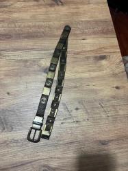 Vintage Elizabeth II Madalyonlu Metal Örgü Kadın Kemeri Retro / Vintage Üzerinde Elizabeth II kabartmalı antik pirinç görünümlü madalyonlar ve geometrik metal plakalar bulunmaktadır. Dayanıklı metal örgü (mesh) yapı. İkinci el, zamansız bir parça. Koleksiyonluk veya günlük kullanım için uygundur. Özellikle elbiselerin üzerinde veya yüksek bel pantolonlarda vintage bir hava yaratmak için idealdir.