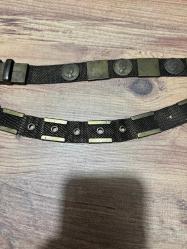 Vintage Elizabeth II Madalyonlu Metal Örgü Kadın Kemeri Retro / Vintage Üzerinde Elizabeth II kabartmalı antik pirinç görünümlü madalyonlar ve geometrik metal plakalar bulunmaktadır. Dayanıklı metal örgü (mesh) yapı. İkinci el, zamansız bir parça. Koleksiyonluk veya günlük kullanım için uygundur. Özellikle elbiselerin üzerinde veya yüksek bel pantolonlarda vintage bir hava yaratmak için idealdir.